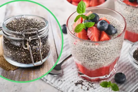 Nasiona chia w słoiku i deser chia z owocami. Zastanawiasz się, dlaczego pudding chia nie gęstnieje? Kluczowe są proporcje nasion i płynu.