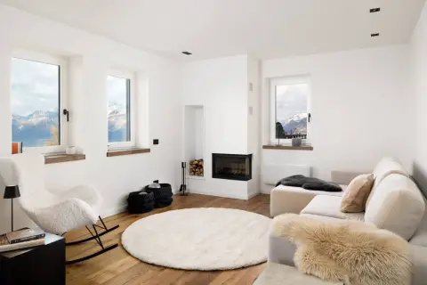 Accogliente soggiorno con camino e vista sulle montagne. Perfetto per idee piccole case di montagna, con poltrona soffice e divano comodo.