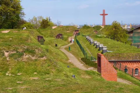 Góra Gradowa z fortyfikacjami i charakterystycznym czerwonym krzyżem w tle.