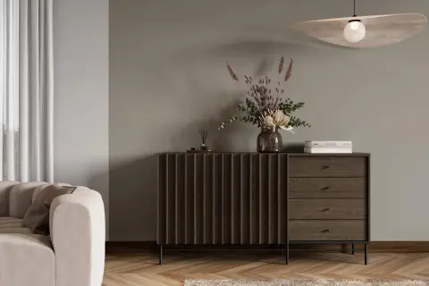Wazon z suszonymi kwiatami i książki to idealne dekoracje, by powiesić nad komodą w salonie.