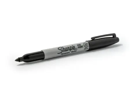 Czarny marker Sharpie z drobną końcówką, gotowy do tworzenia trwałych napisów lub usuwania stare plamy z flamastra.