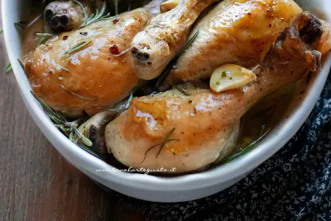 Fusi di pollo succulenti, cotti con aglio e rosmarino, perfetti per ricette sfiziose.