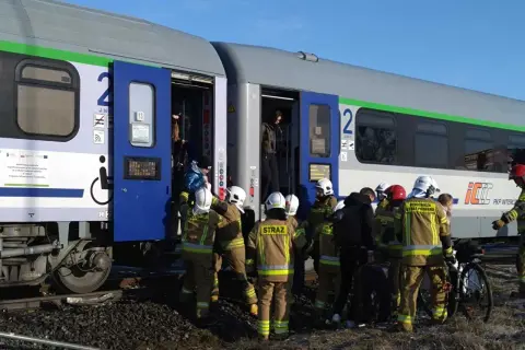 Strażacy pomagają pasażerom wysiadać z pociągu PKP Intercity. Może to być związane z awarią, która wpłynęła na kazek rozkład jazdy Ełk.