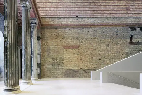 Im Chipperfield Museum treffen antike Säulen auf rohe Ziegelwände und moderne Treppen.