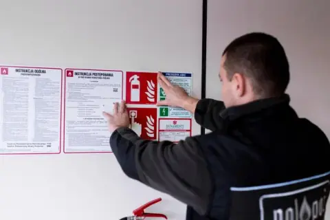 Co powinna zawierać instrukcja bezpieczeństwa pożarowego, aby chronić życie?