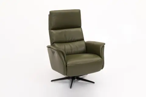En grön läderfåtölj, en Hjort Knudsen fåtölj, med justerbart ryggstöd och fotstöd, står på en svart snurrfot.