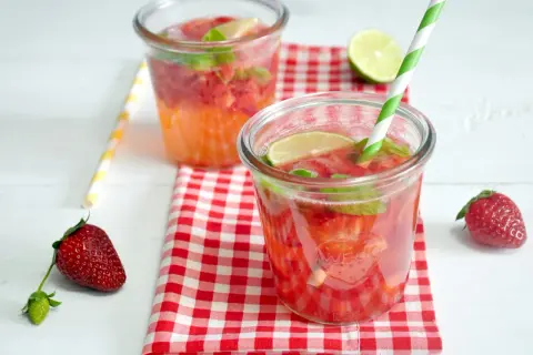Orzeźwiający mojito truskawkowe z miętą i limonką, podany w słoiczkach. Idealny na upalne dni.