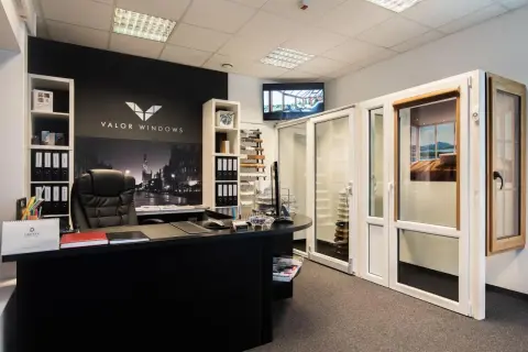 Recepcja salonu okien i drzwi z ekspozycją produktów.