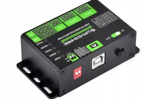 Czarny moduł Waveshare z zielonym **interfejsem** USB na UART/I2C/SPI/JTAG, z portami i przełącznikami.