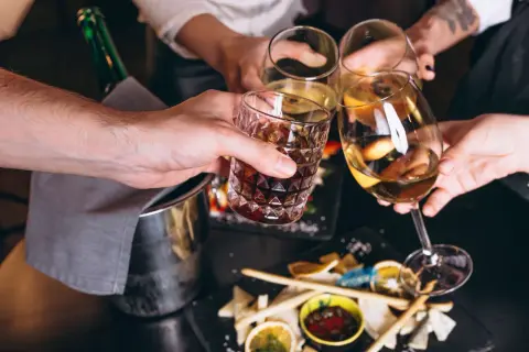 Alkohol na keto: Jak pić i unikać błędów? Praktyczny przewodnik