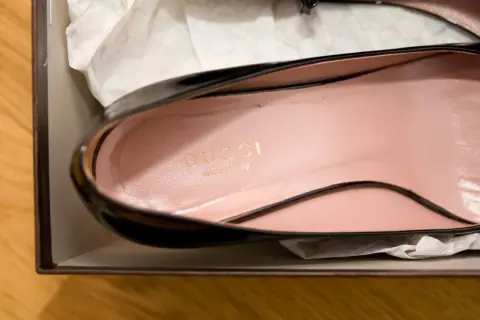 Złote logo Gucci i napis "made in Italy" na różowej wkładce buta. Jak rozpoznać oryginał torebki Gucci? Sprawdź detale.