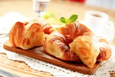 Jaka mąka do ciasta francuskiego? Wybierz idealną i piecz jak mistrz!