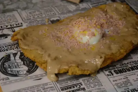 Plato de comida con huevo y salsa, ideal para comer barato en Zaragoza cerca del Pilar.