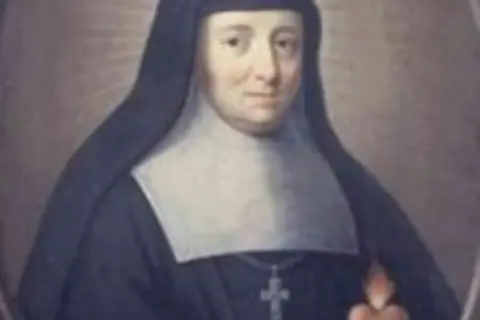 Portret zakonnicy w czarnym habicie i białym gorsecie. W dłoni trzyma płonące serce. Święto św. Klary z Asyżu obchodzone jest 11 sierpnia, ale jej wspomnienie liturgiczne przypada na 12 sierpnia.