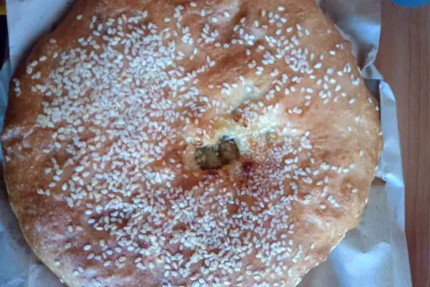 Pyszne, okrągłe kubdari posypane sezamem. Idealne na przekąskę, choć warto pamiętać o kubdari kcal.