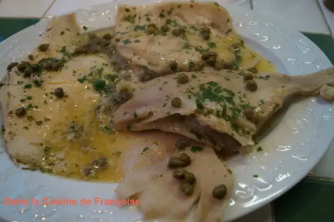 Une délicieuse raie au beurre noir, nappée d'une sauce citronnée et parsemée de câpres et de persil frais. Un plat classique de la cuisine française.