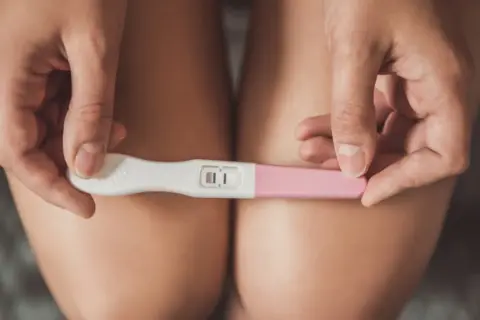 Dwie kreski na teście ciążowym. Czy po owulacji można zajść w ciążę? To pytanie nurtuje wiele kobiet.