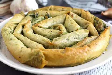 En gyllene, spiralformad burek med spenatfyllning. Ett läckert burek recept att prova!
