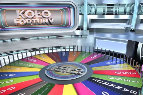 Kolorowe koło fortuny w nowoczesnym studiu telewizyjnym.