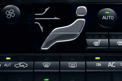 Bilens klimatanläggning med knappar för värme och kyla. Undrar du hur kallt det blir i bilen på vintern? Här kan du ställa in värmen.