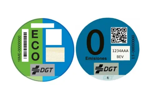 Dos pegatinas DGT para coches: una ECO verde y azul, y otra de "0 Emisiones" azul.