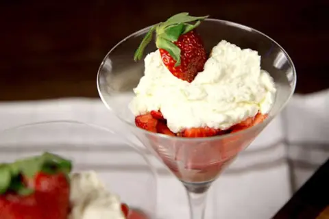 En elegant dessert med färska jordgubbar och fluffig mascarpone i ett martiniglas. En perfekt avslutning på en måltid.
