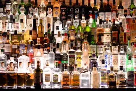 Wiele butelek alkoholu, od wódki po whisky. Jaki alkohol ma najmniej kalorii? Warto szukać czystych alkoholi, jak wódka czy gin.