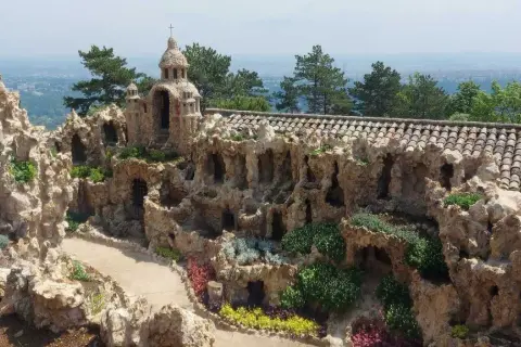 Un château et une église en pierre, ornés de végétation, offrant des visites insolites autour de Lyon.