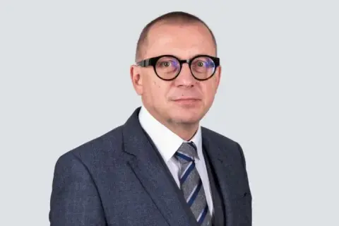 Jacek Olszewski: kim jest z zawodu? Poznaj jego karierę prawniczą