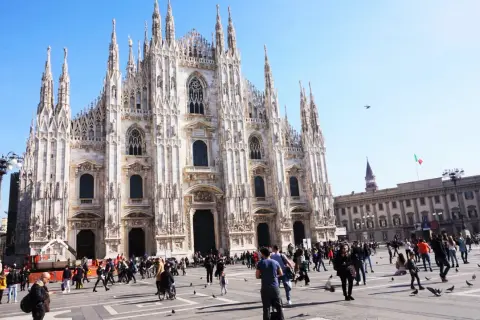 Tłum ludzi na placu przed Katedrą Duomo w Mediolanie. Czy mediolan jest bezpieczny? Wydaje się, że tak, bo ludzie swobodnie spacerują.