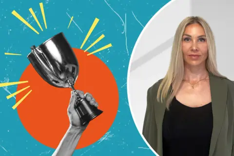 En hand håller upp en pokal, bredvid en bild på Annah Thunberg.