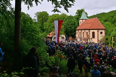 Große Menschenmenge versammelt sich vor einer Kirche zu einem Gottesdienst an Himmelfahrt 26. Mai.
