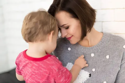 Matka tuli synka. Czy pracodawca może odmówić urlopu wychowawczego? Dziecko czuje się bezpiecznie.