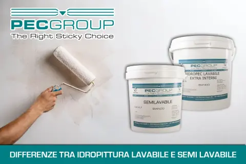 Mano con rullo applica idropittura su muro. Secchi di idropittura lavabile e semilavabile PECGROUP, per capire la differenza.