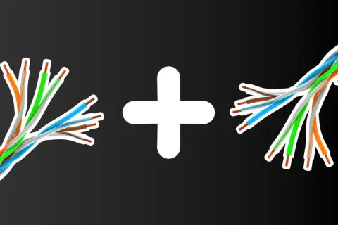 Dwa rozplatane kable sieciowe, jeden z kolorami wg standardu RJ45 A, drugi wg B, połączone białym znakiem plus.