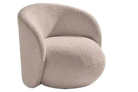 En mjuk och inbjudande teddyfåtölj i ljusbeige färg, perfekt för mysiga hemmakvällar.