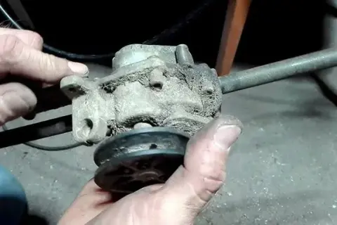 Naprawa napędu kosiarki spalinowej: poradnik krok po kroku