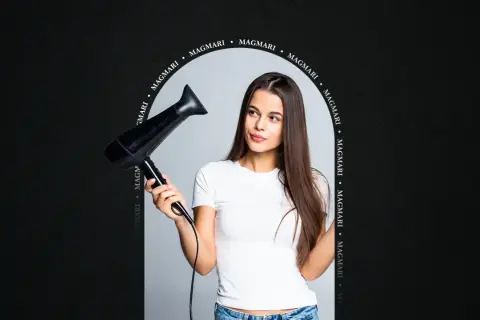 Młoda kobieta z długimi brązowymi włosami trzyma suszarkę, zastanawiając się, jak suszyć włosy.