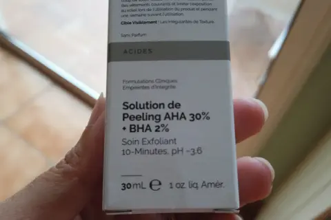Soluzione peeling con acido tartarico (AHA 30% + BHA 2%) per esfoliare e migliorare la texture della pelle.