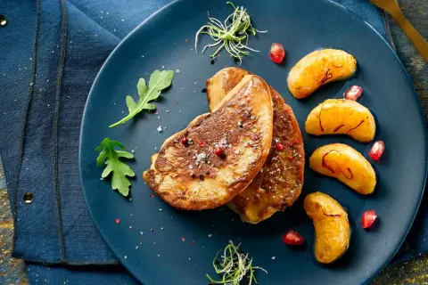 Escalopes de foie gras poêlées, garnies de fruits et pousses. Une recette simple pour sublimer votre foie gras surgelé.