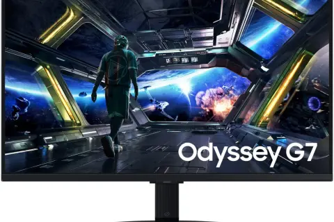 Gracz w skafandrze kosmicznym na statku, widok na planetę i bitwę. Samsung Odyssey G7 – jak powiększyć ekran, by zanurzyć się w akcji.