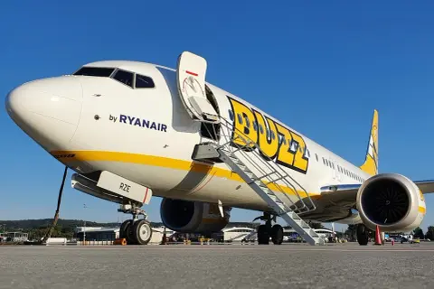 Samolot Boeing 737-800 z napisem "Buzz" i logo Ryanair. Takich samolotów używa Ryanair do tanich lotów.