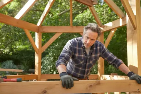 Budowa altany krok po kroku: Poradnik DIY 2026