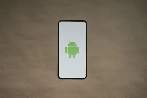 Telefon z logo Androida na białym ekranie. Czyżby to był reboot to bootloader co to znaczy?