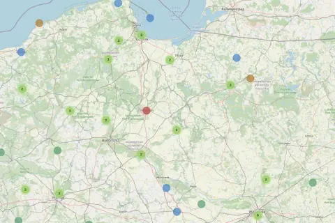 Mapa Polski z zaznaczonymi punktami, które mogą być związane z trasami gravel po łódzku. Kolory i liczby wskazują na różne kategorie lub ilości.