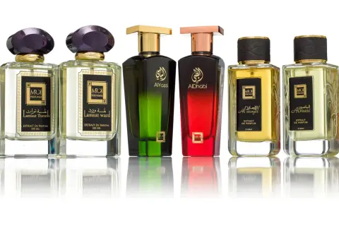 Kolekcja sześciu luksusowych perfum niszowych, każdy w eleganckiej butelce z ozdobnym korkiem.