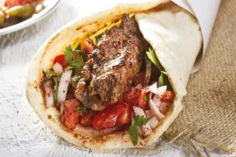 Kebab: zdrowy posiłek czy kaloryczna bomba? Poradnik