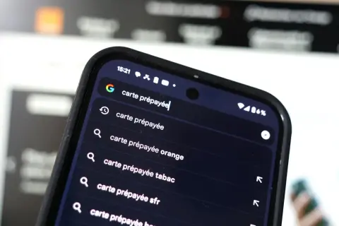 Recherche sur un smartphone : quel numéro de téléphone avec une carte prépayée ? Suggestions : carte prépayée Orange, tabac, SFR, Bouygues.