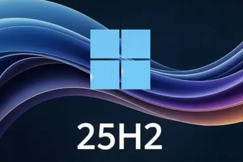 Logo Windows 11 25H2 na tle falujących, abstrakcyjnych kształtów w odcieniach niebieskiego i fioletu.