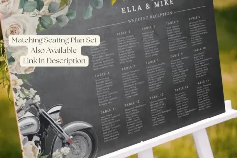Un faire-part mariage moto avec des fleurs. Le plan de table est visible, avec les noms des invités.